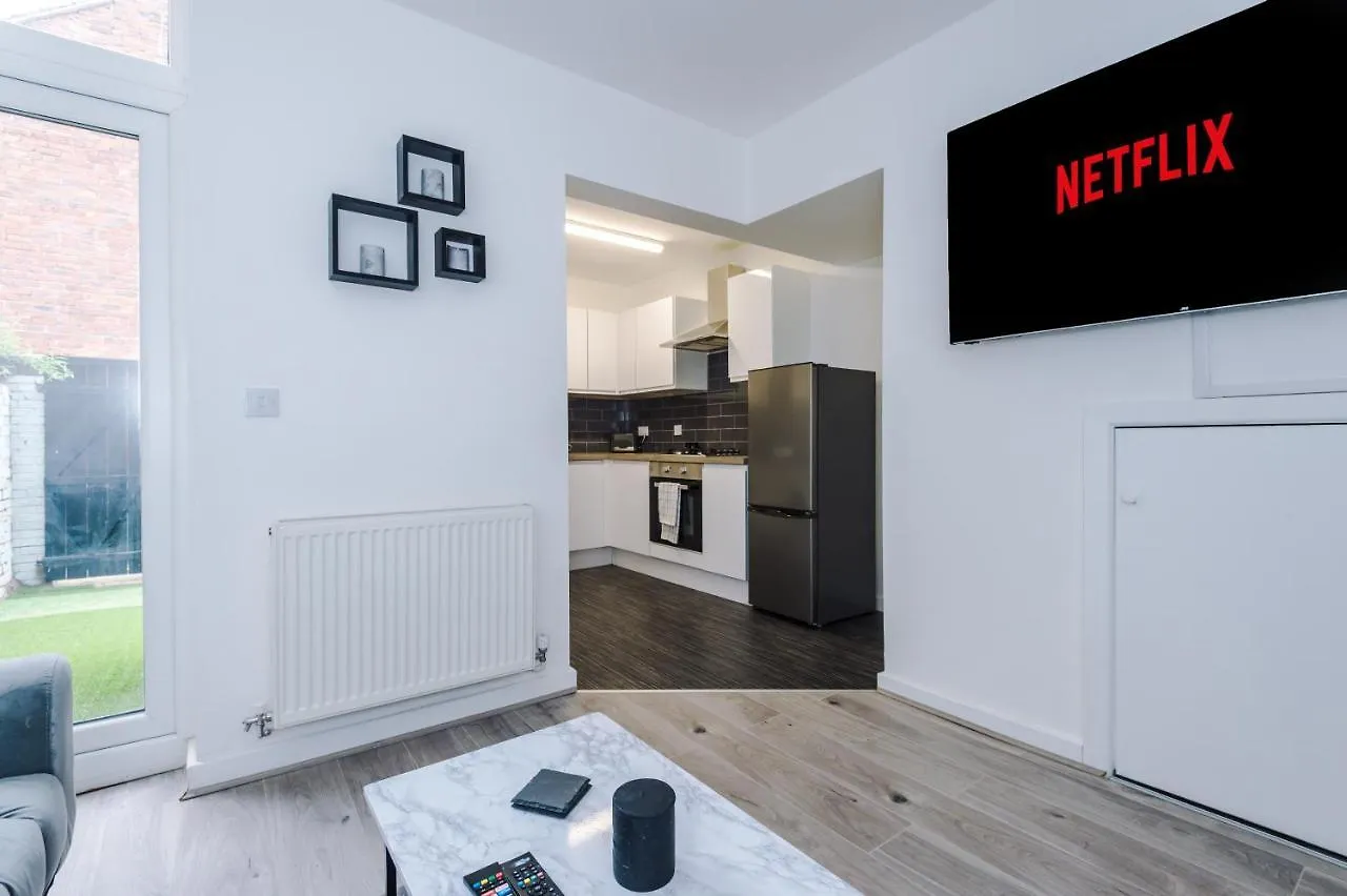 Cosy 3 Bed 3 Bath House - Central Liverpool -Self Check-In & Free Parking! Villa 0*,  United Kingdom