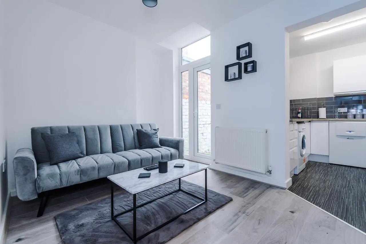 Cosy 3 Bed 3 Bath House - Central Liverpool -Self Check-In & Free Parking! Villa