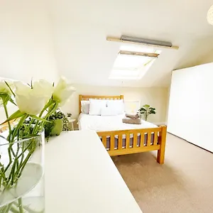 5 Bedroom, Sleeps 9 - Base To Explore And Beyond Holiday home